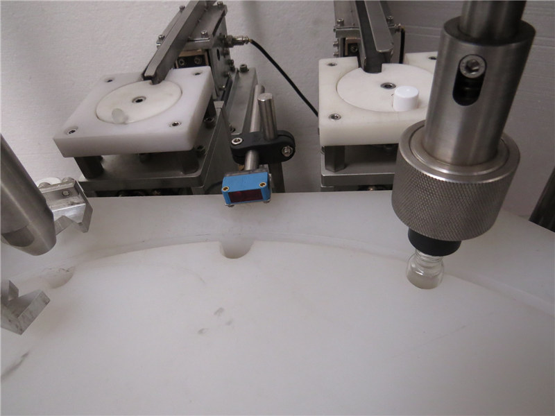 Automatický stroj na plnenie, uzatváranie a uzatváranie oleja
